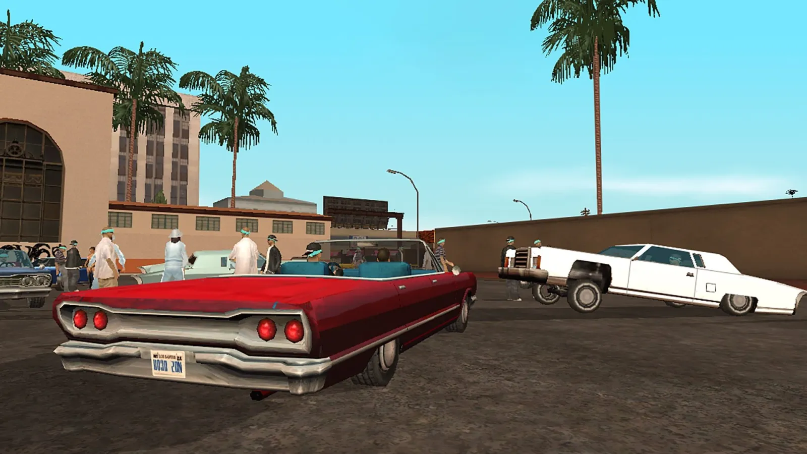 Los Santos’ta bir evin önündeki lowrider arabalar, App Store’daki mobil GTA San Andreas ekran görüntüsü