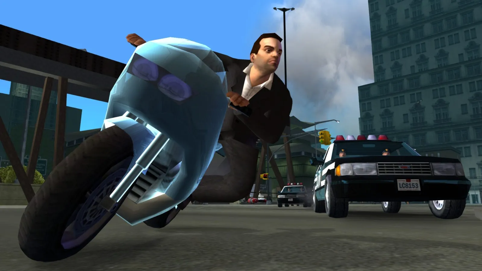 GTA Liberty City Stories oyununda motosikletle polisten kaçan Toni Cipriani