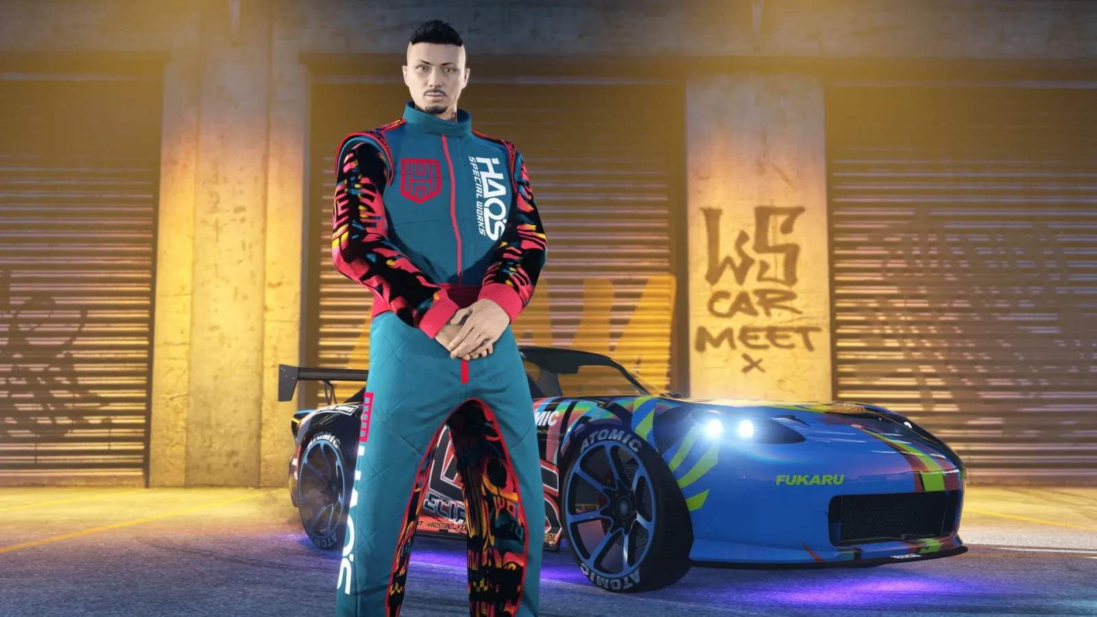 Гонщик у комбінезоні біля тюнінгованого спорткара на LS Car Meet у GTA Online