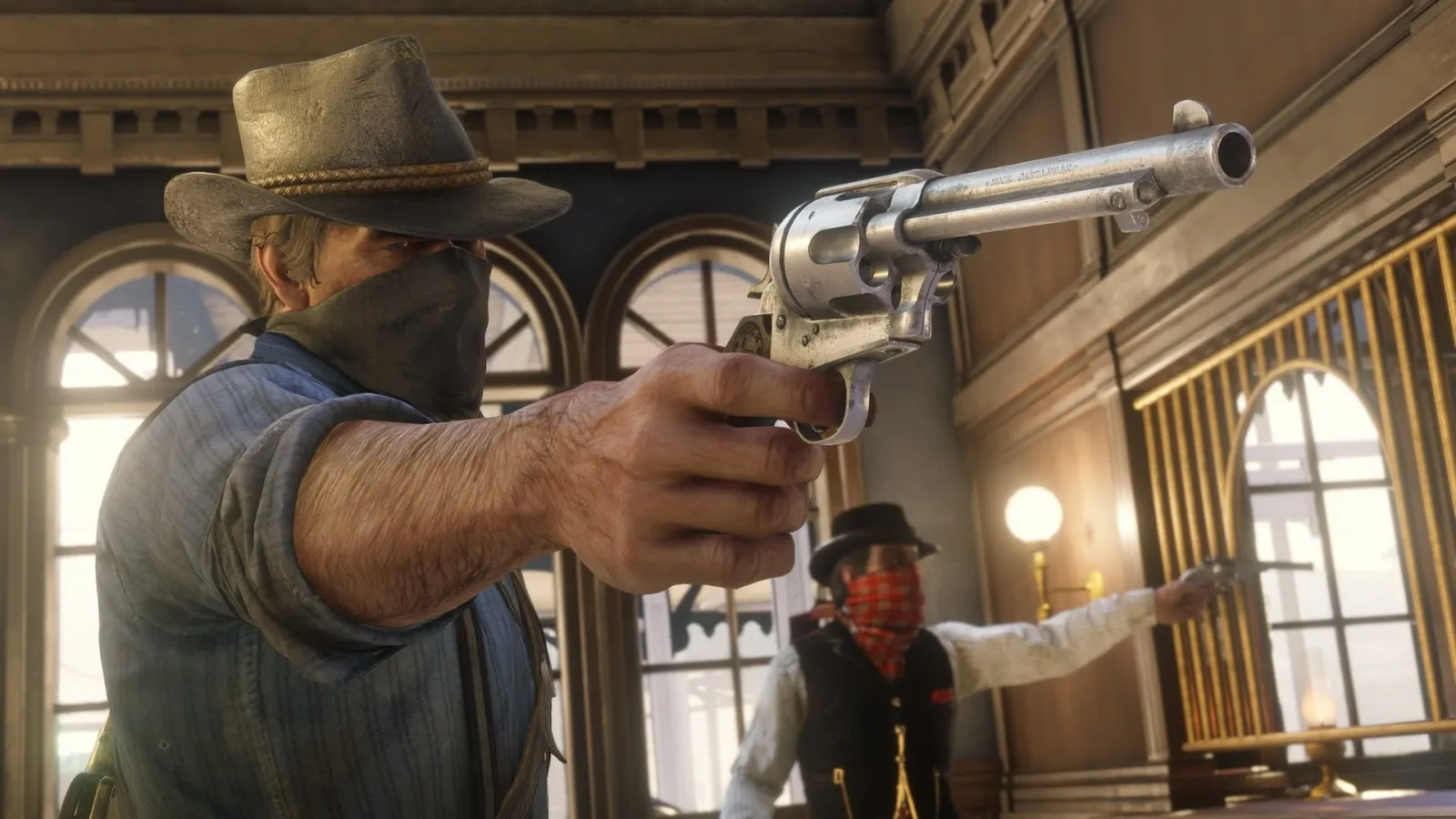 Maskeli Arthur Morgan banka soygunu sırasında tabancasını doğrultuyor — Red Dead Redemption 2