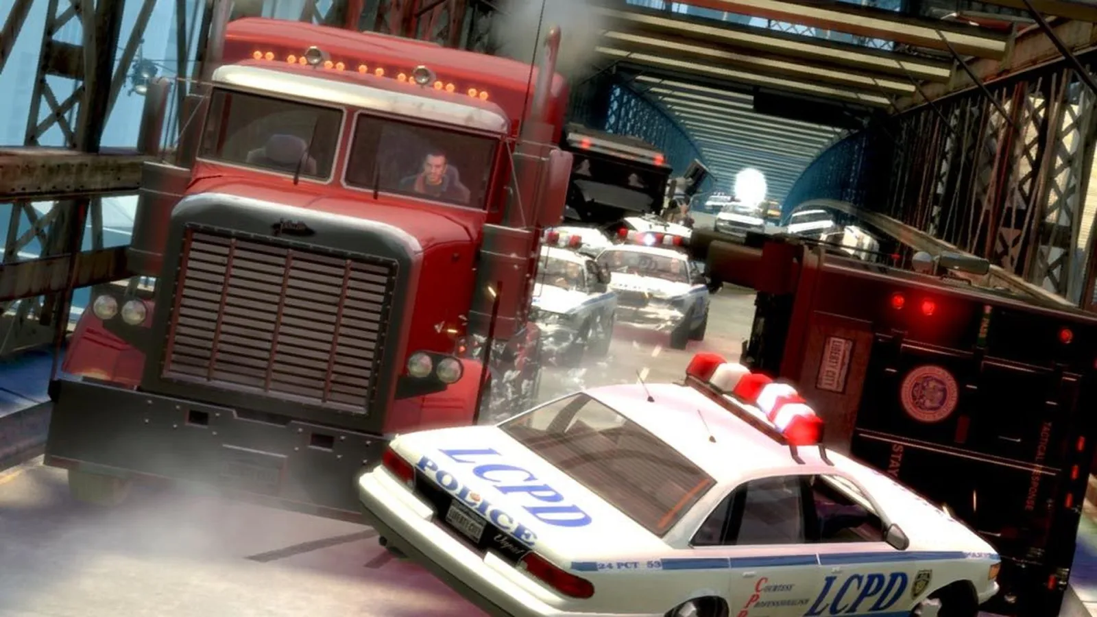 Червона вантажівка тараном зносить поліцейське авто LCPD на мосту — GTA IV