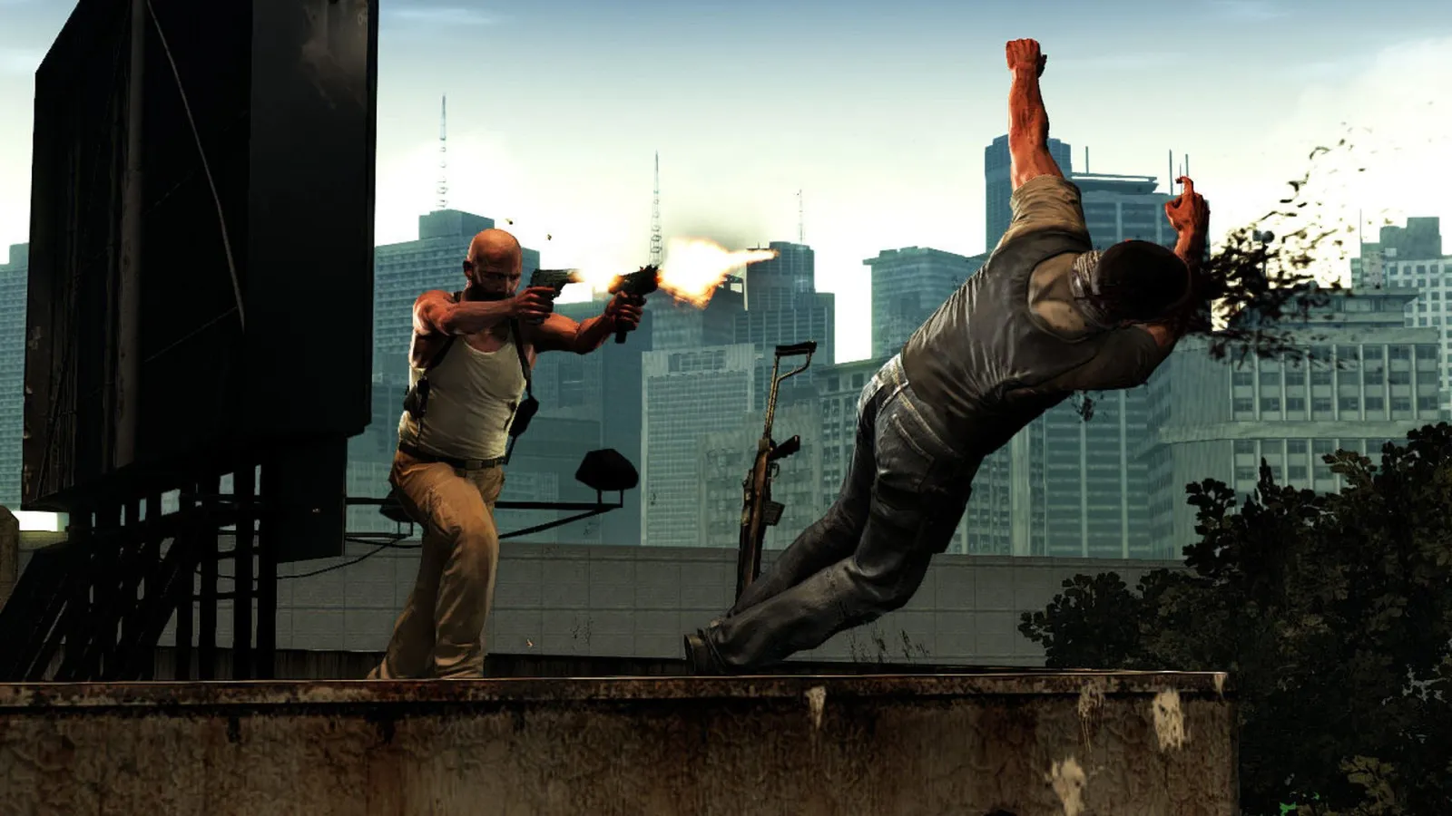 Max Payne salta y dispara a enemigos en una azotea a cámara lenta en Max Payne 3
