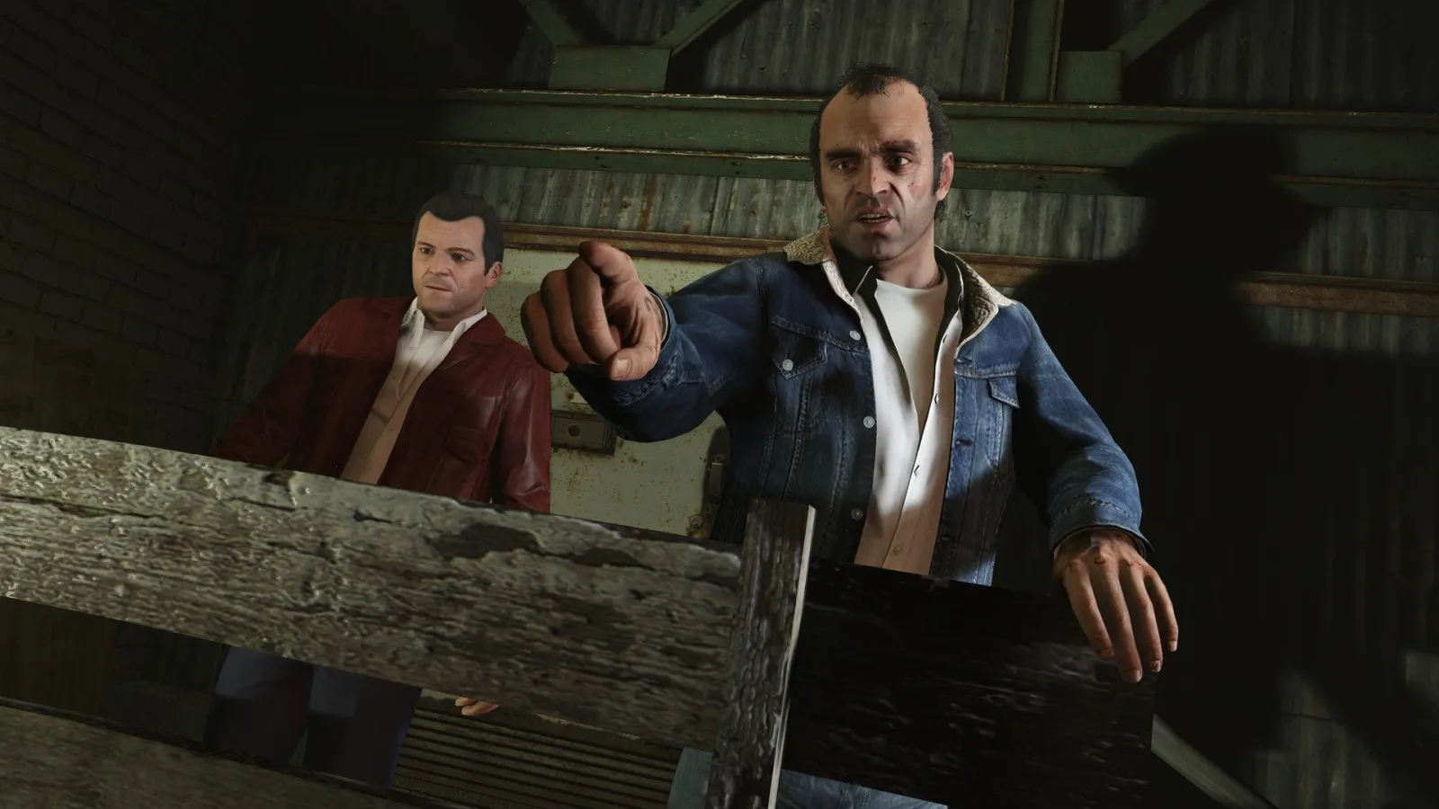 Тревор Філіпс показує пальцем, позаду Майкл Де Санта, сцена з GTA 5