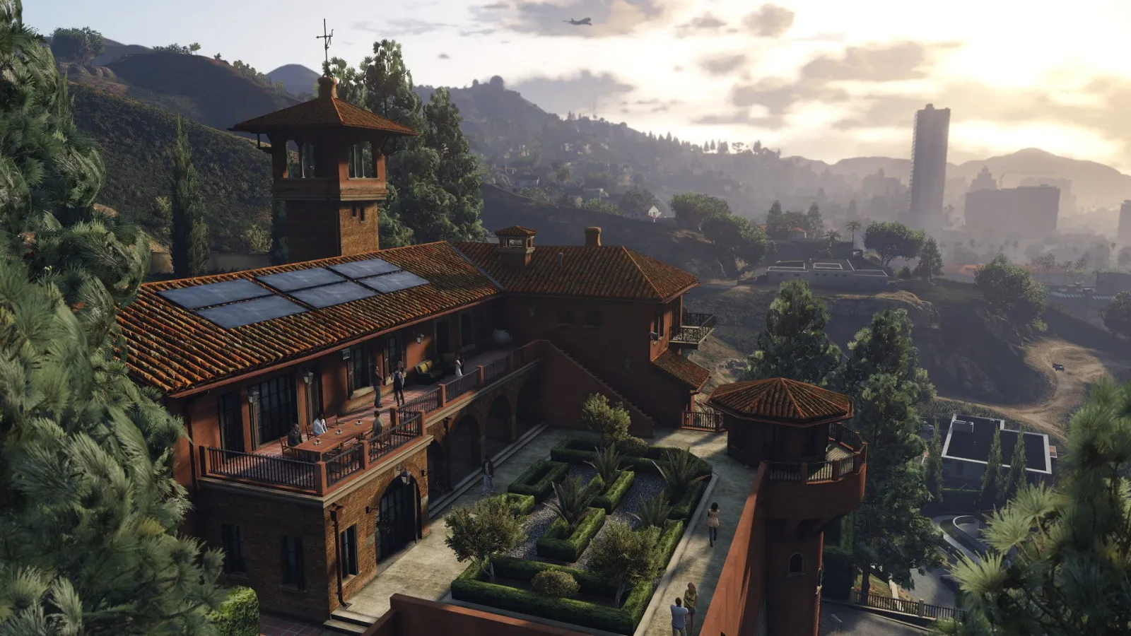 Los Santos’un üzerindeki tepede kiremit çatılı, bahçeli büyük villa, GTA Online