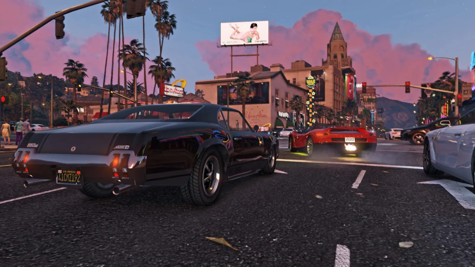 GTA 5te gün batımında Vinewood sokağındaki arabalar