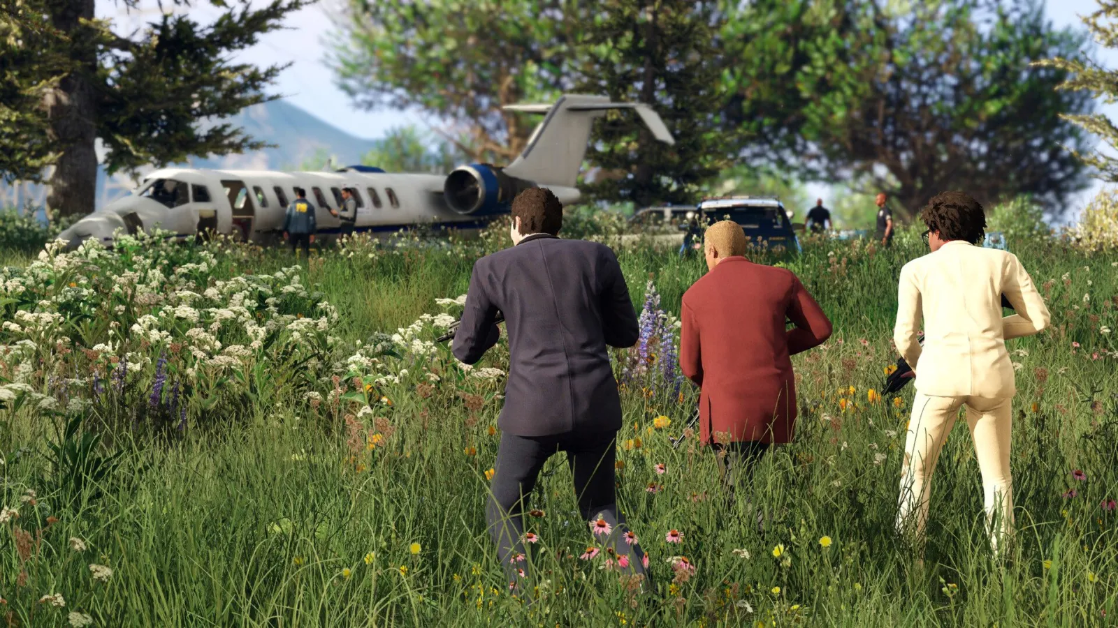 Trzech rabusiów w garniturach skrada się przez trawę do wraku samolotu, GTA 5
