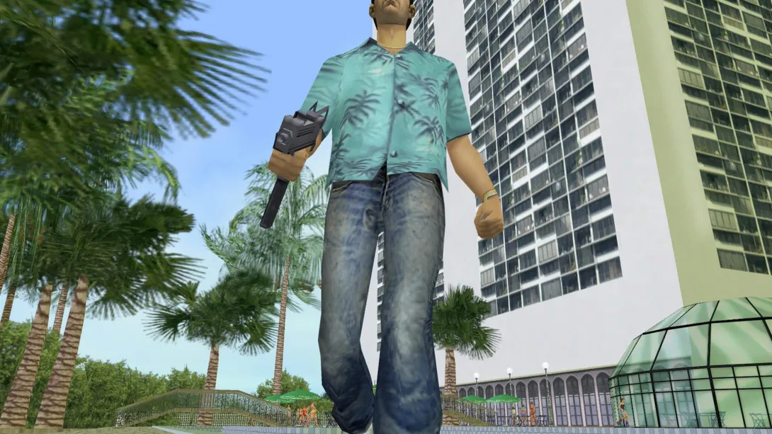 Orijinal GTA Vice City’de Hawaii gömlekli Tommy Vercetti palmiyeler arasında Vice City sokağında yürüyor