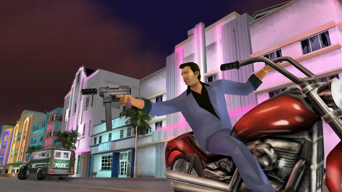 2002 tarihli orijinal GTA Vice City’de Tommy Vercetti art deco binaların yanında motosikletten ateş ediyor