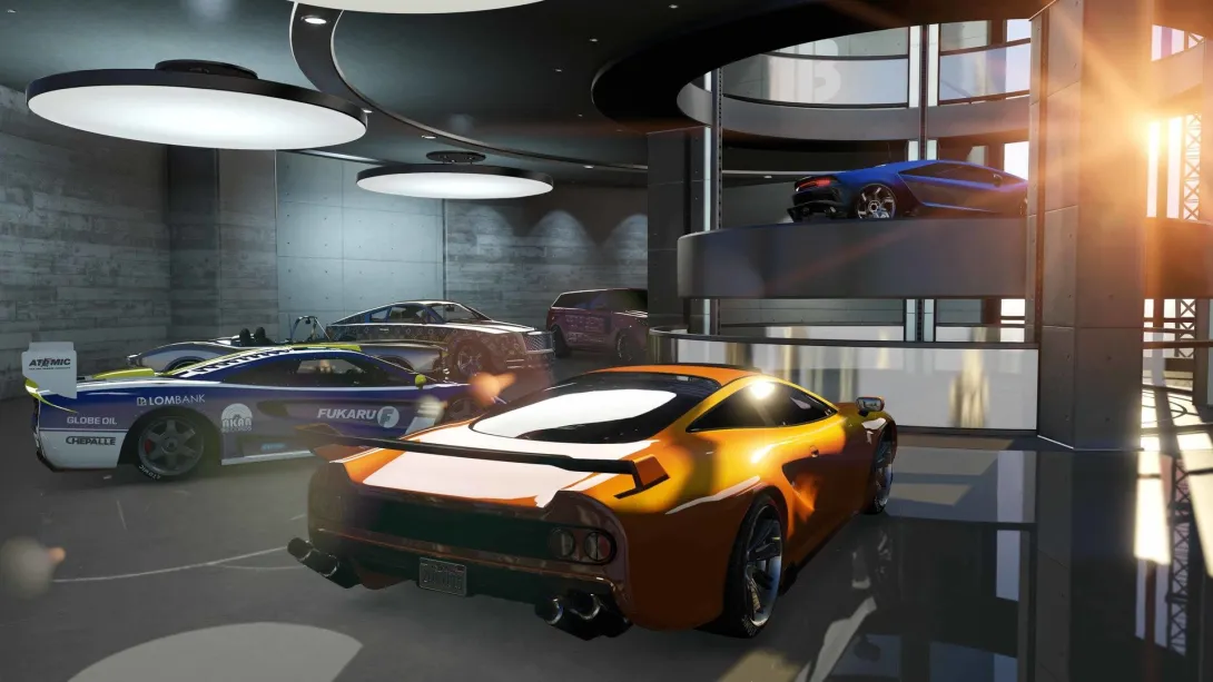 Yarış ve spor arabalarıyla dolu, araç asansörlü yeraltı garajı, GTA Online