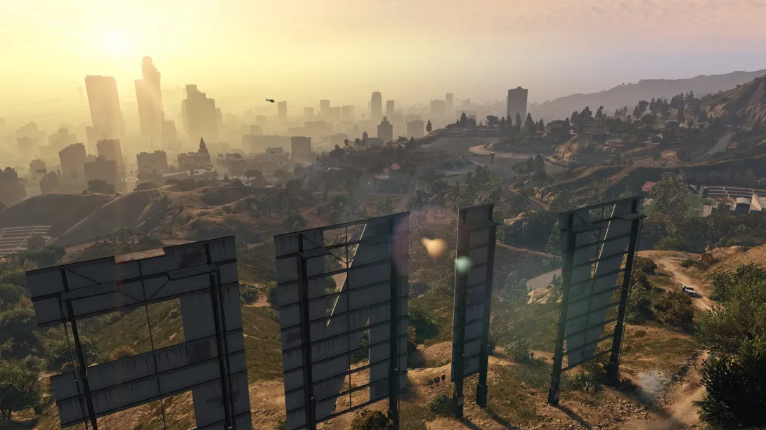 GTA 5’te puslu şehre bakan tepedeki Vinewood tabelası harfleri