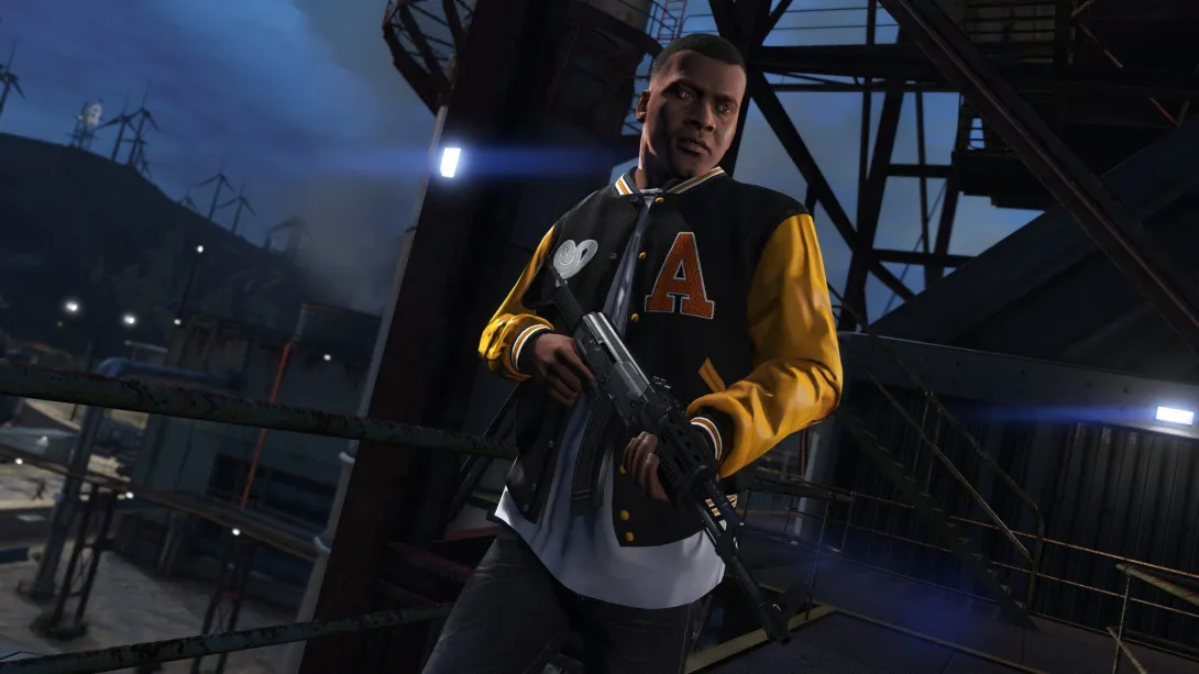 Franklin z karabinem wśród konstrukcji portowych nocą, GTA 5