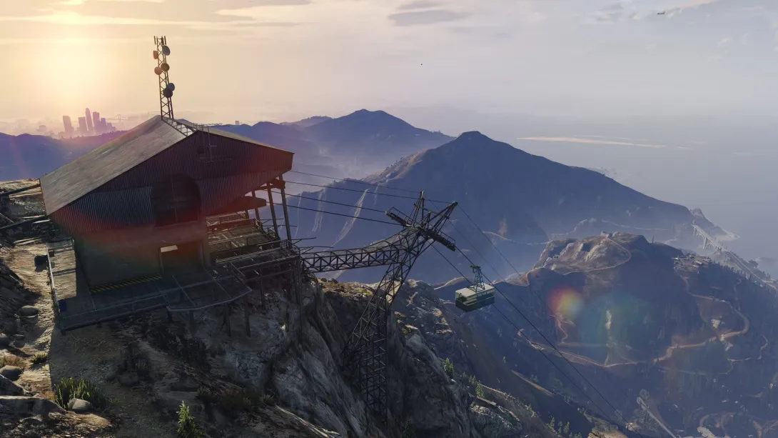 GTA 5’te teleferikli dağ zirvesinden vadiye ve uzaktaki şehre bakış
