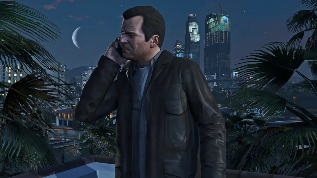 Майкл Де Санта говорить телефоном на тлі нічного міста в GTA 5