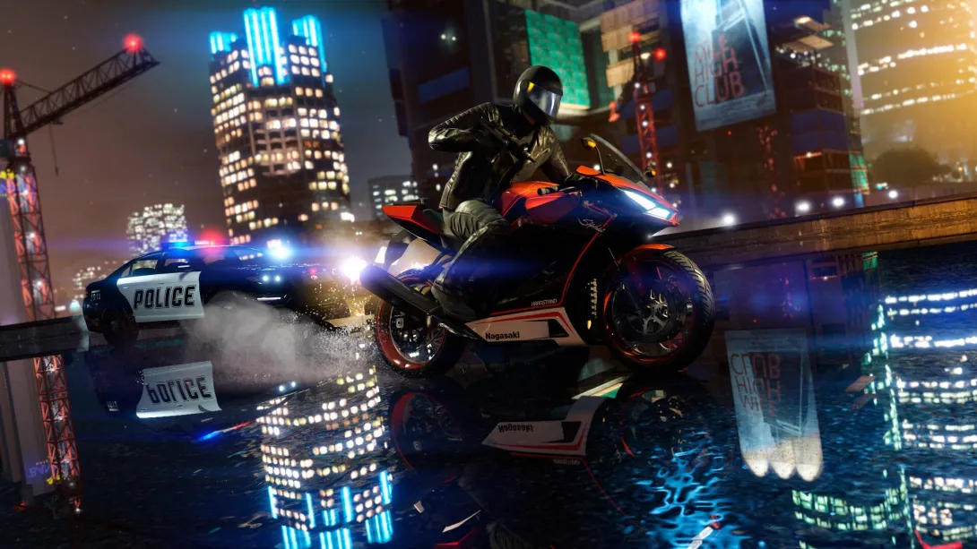 GTA 5 Enhancedda bir motosikletli neon ışıklı gece sokaklarında polisten kaçıyor